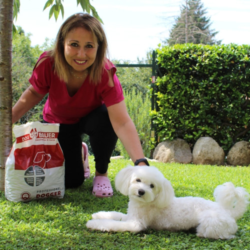 Signore tatuato con il suo Bulldog Inglese e il sacco delle sue crocchette Dermat Dogbauer